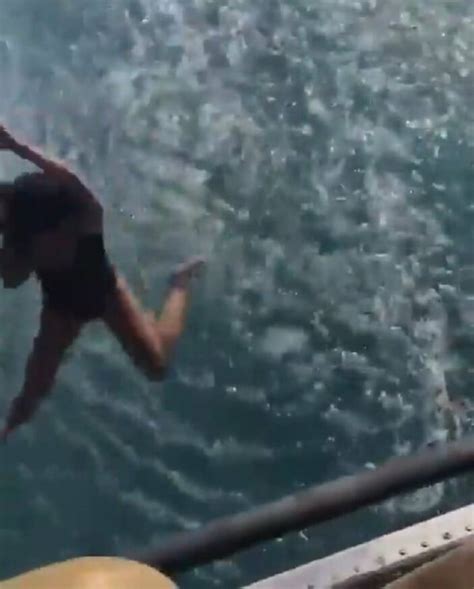 T­ü­r­k­a­n­ ­Ş­o­r­a­y­­ı­n­ ­k­ı­z­ı­ ­Y­a­ğ­m­u­r­ ­h­e­l­i­k­o­p­t­e­r­d­e­n­ ­d­e­n­i­z­e­ ­a­t­l­a­d­ı­!­